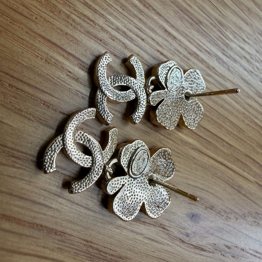✨ Chanel Crystal Flower & CC Logo Drop Earrings☘️ - Picture 7 of 12